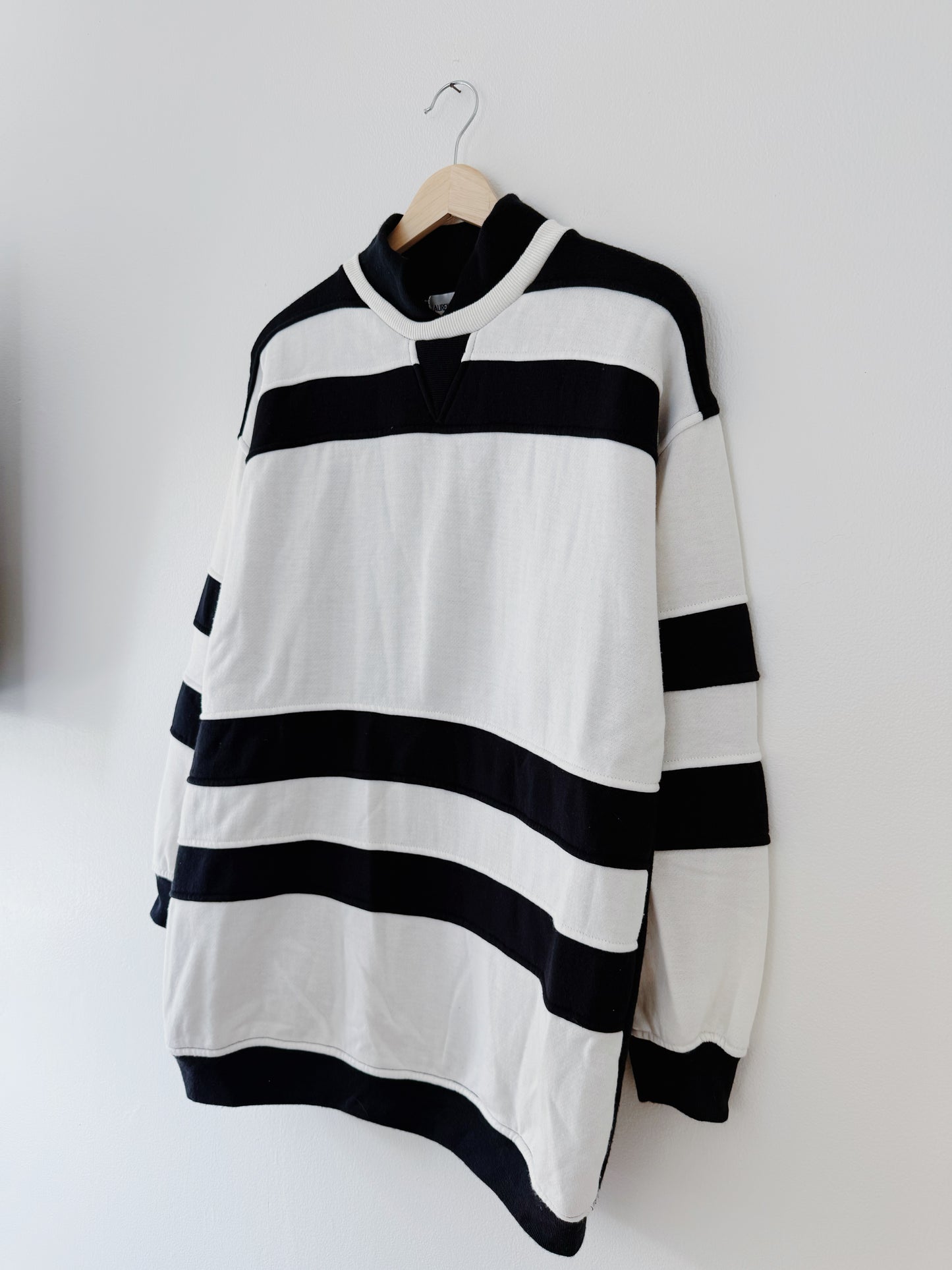 Black and White Crewneck (M)