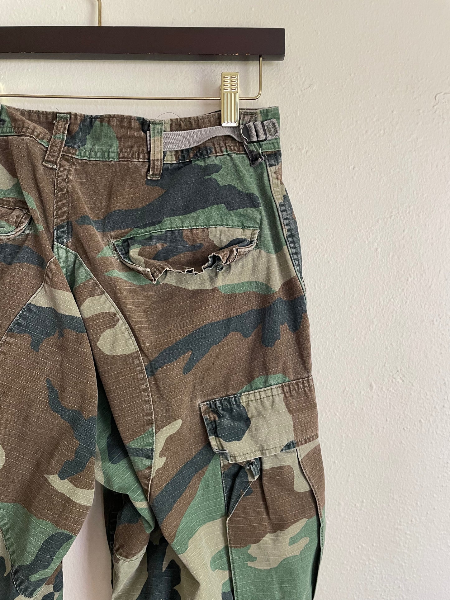 Vintage Camo Pants (26.5x 27 in)