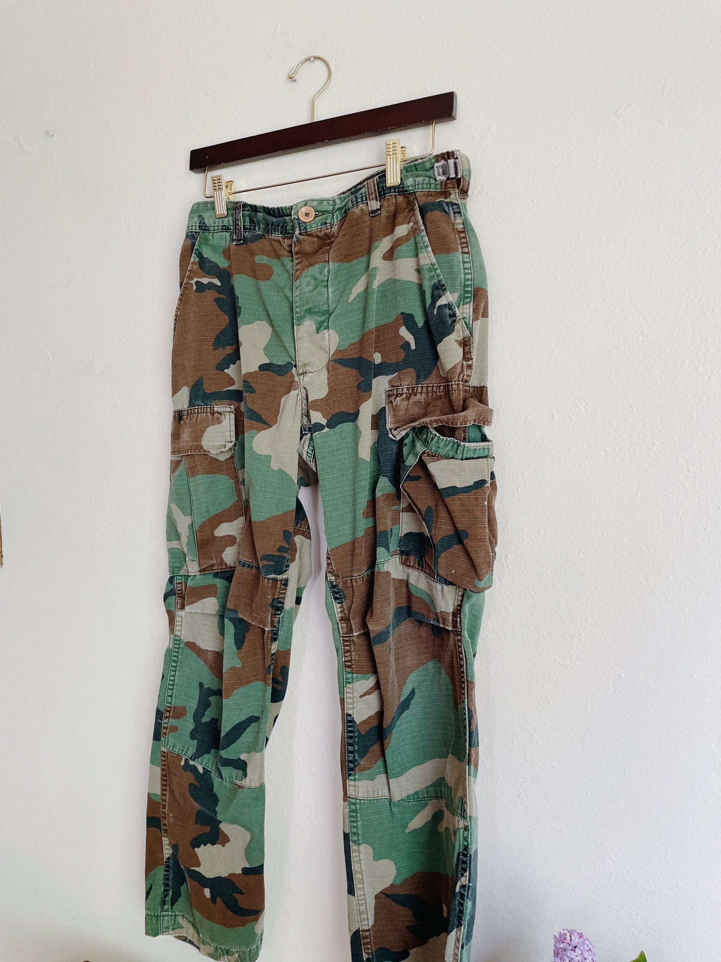 Vintage Camo Pants (26.5x 27 in)