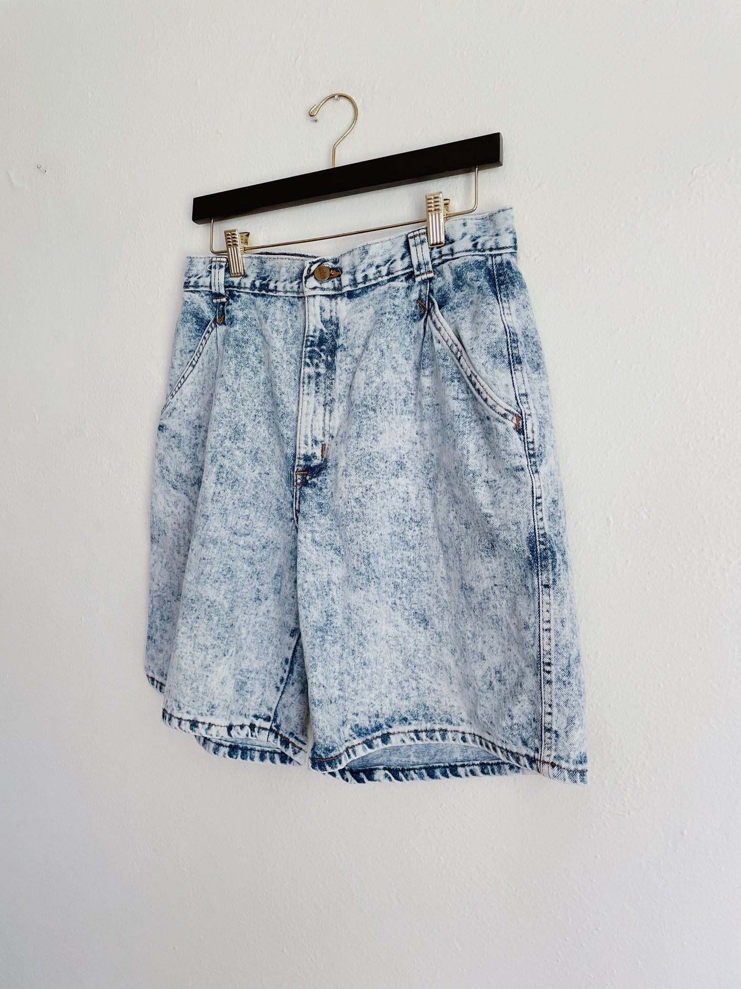 Light Wash Jean Shorts ( 30 x 9 )