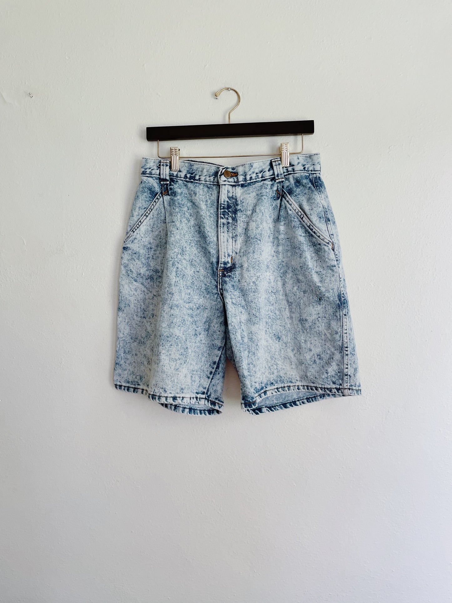 Light Wash Jean Shorts ( 30 x 9 )