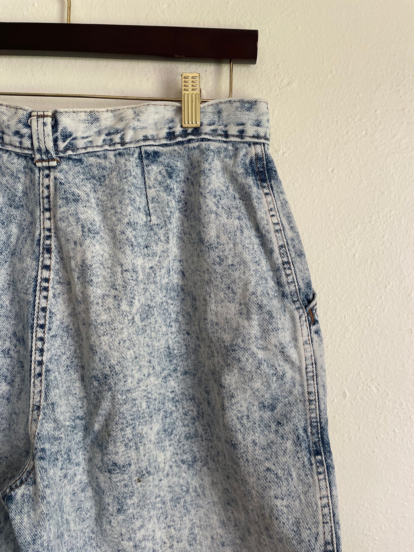 Light Wash Jean Shorts ( 30 x 9 )