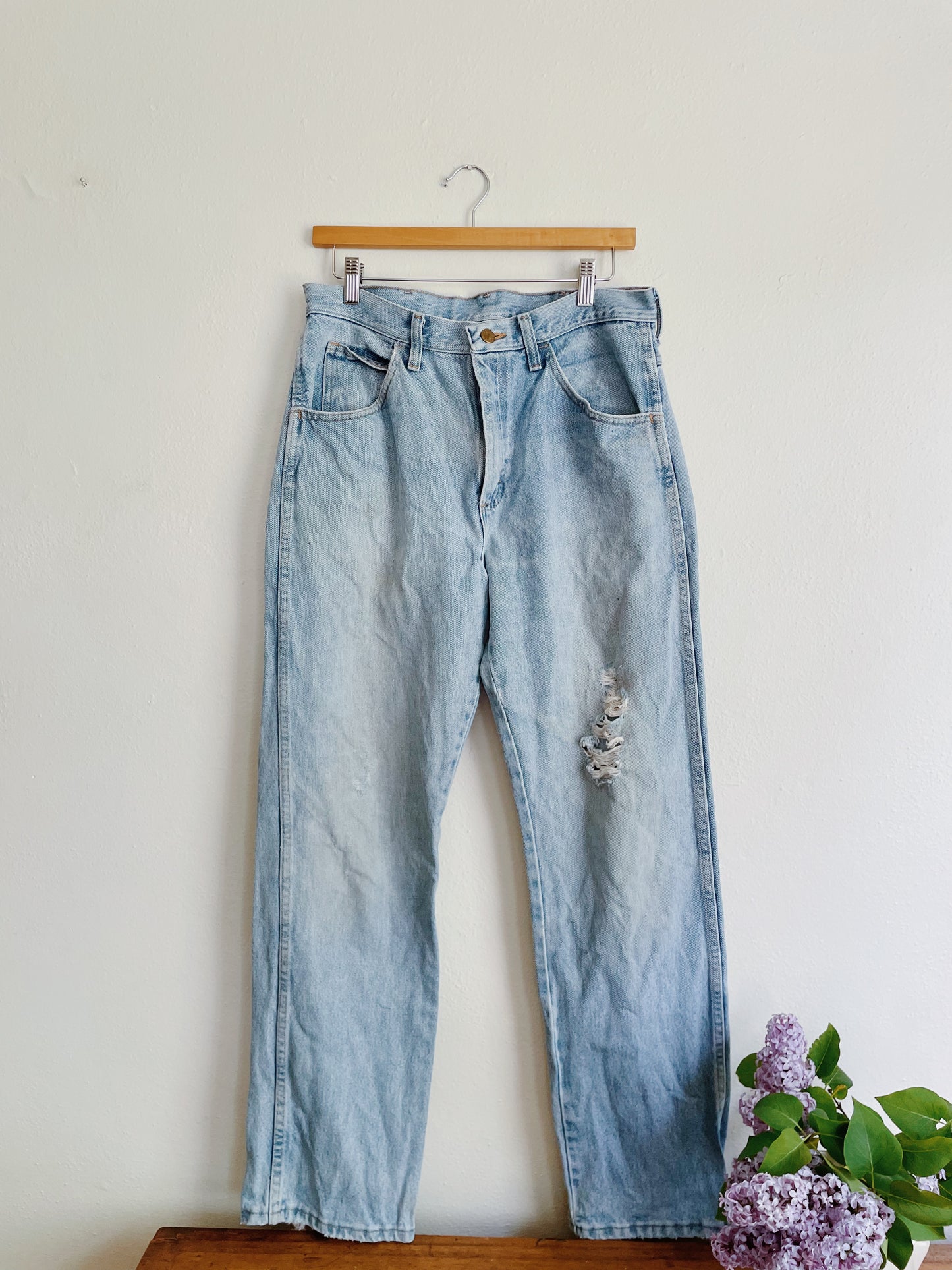 Light Wash Distressed Jeans (33x30)